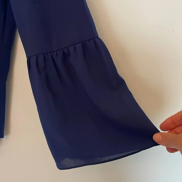 J. Crew Women’s size Medium Blouse bell sleeve split neck blue navy flowy light - Picture 3 of 6